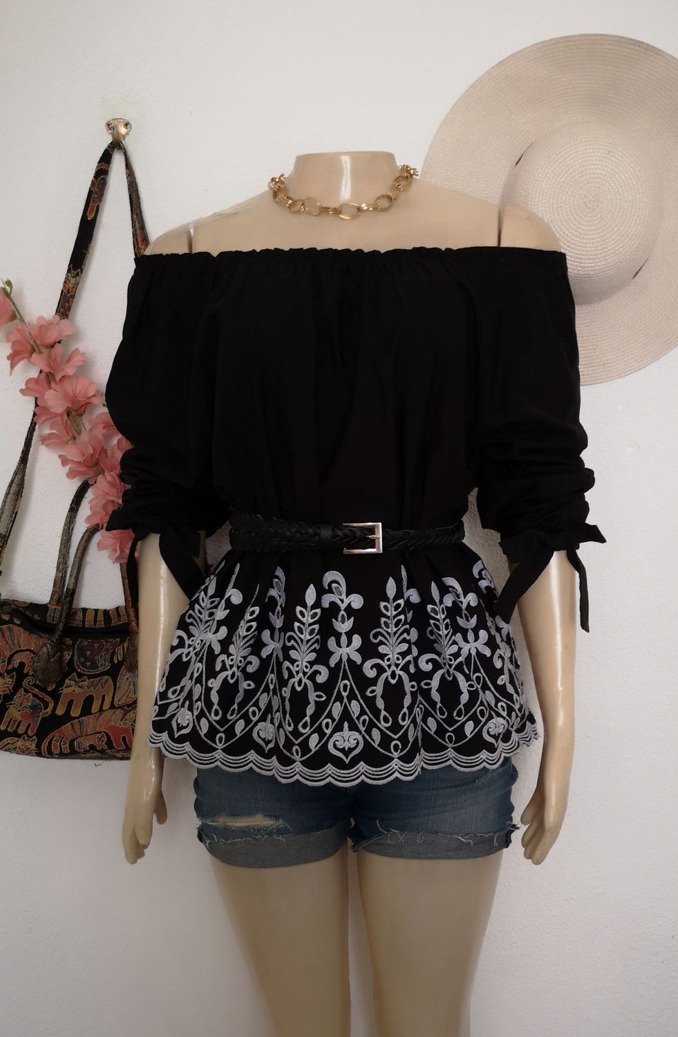 BLUSA HOMBROS DESCUBIERTOS BORDADA DE ABAJO INCLUYE CINCHO ❤️