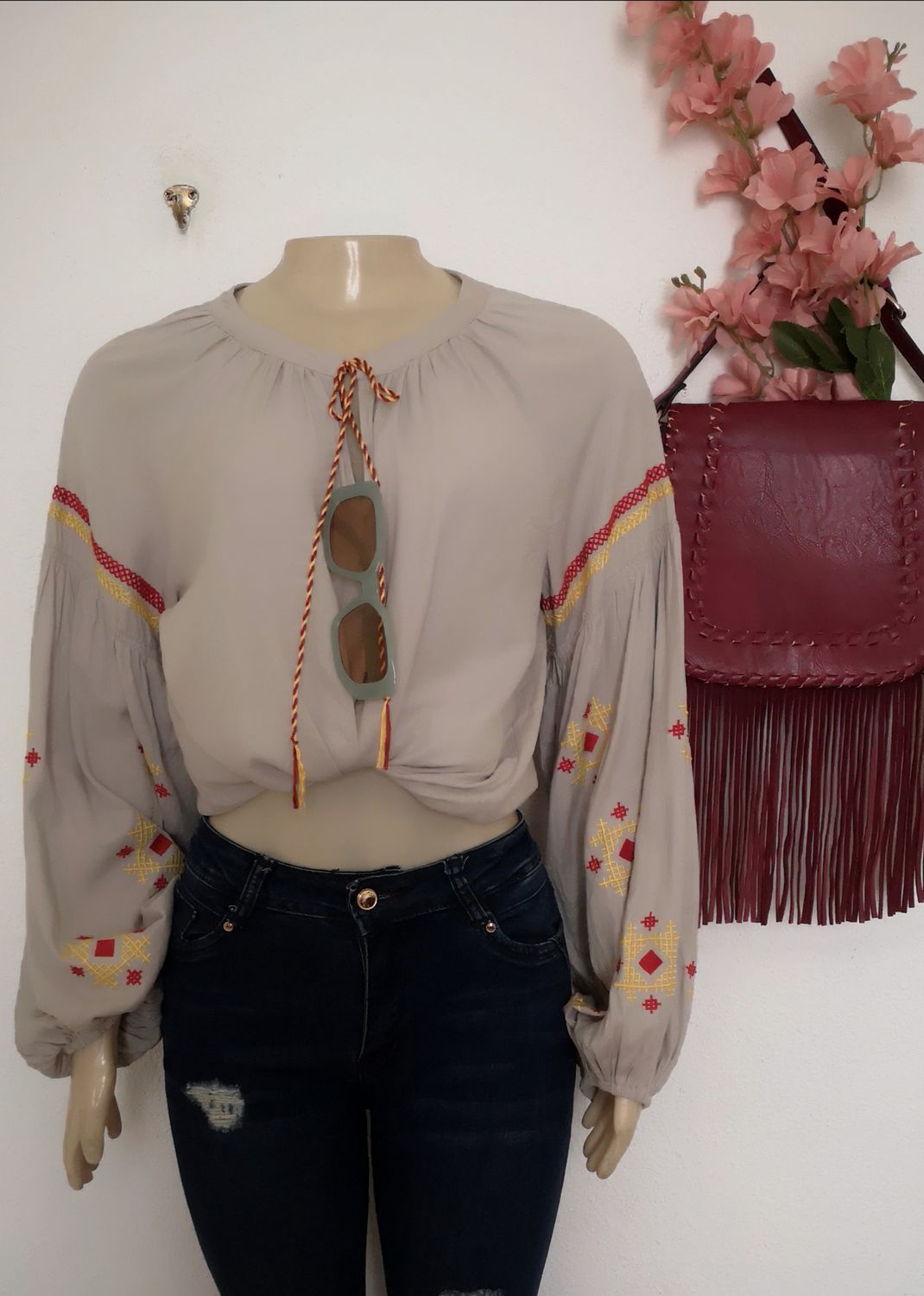 BLUSA BORDADA INCLUYE LENTES
