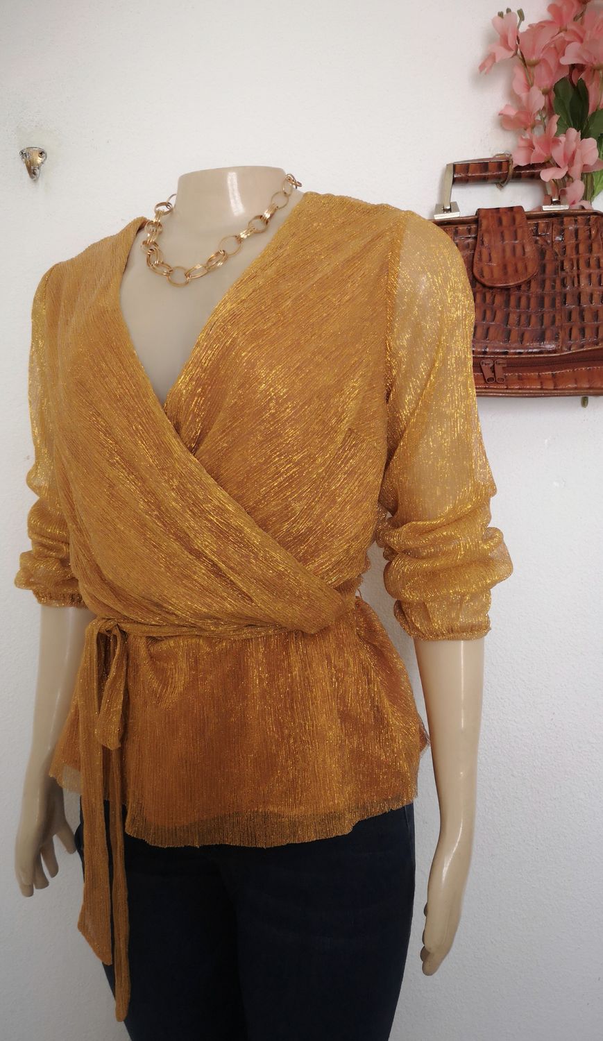 BLUSA TIPO PEPLUM INCLUYE COLLAR