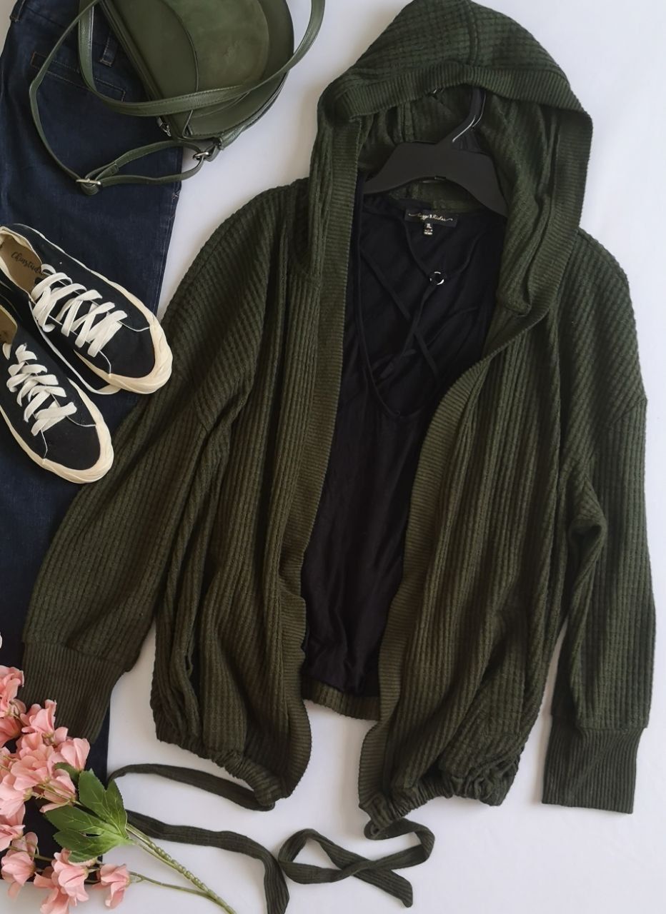 SUÉTER CON GORRO Y BLUSA CUELLO EN V⚓