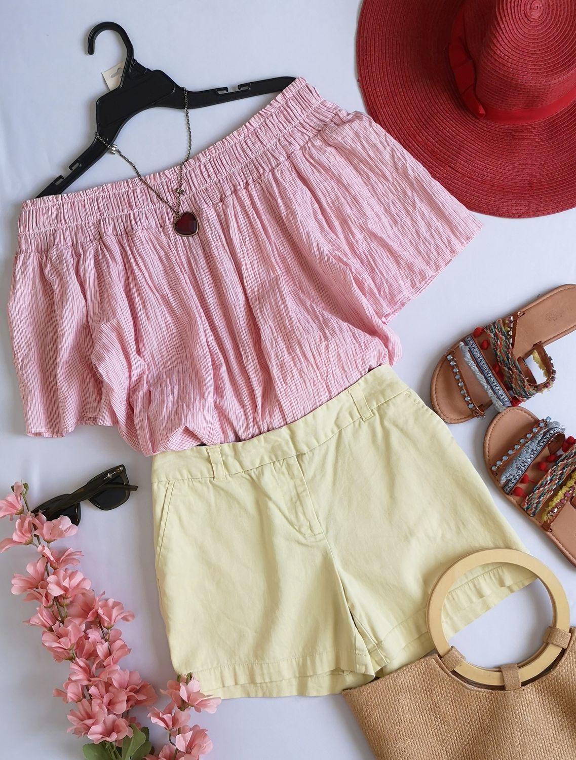BLUSA CON ELÁSTICO EN LOS HOMBROS Y SHORT DE GABARDINA
