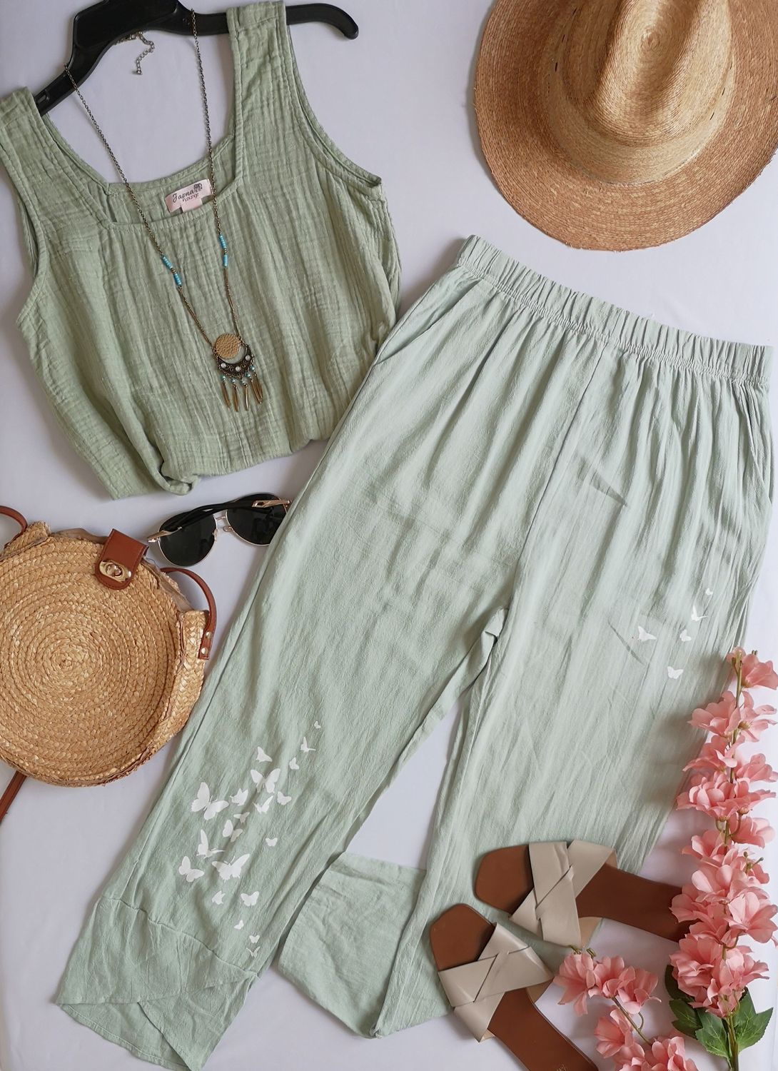 PANTALÓN CON BOLSAS A LOS LADOS Y BLUSA CUELLO CUADRADO
