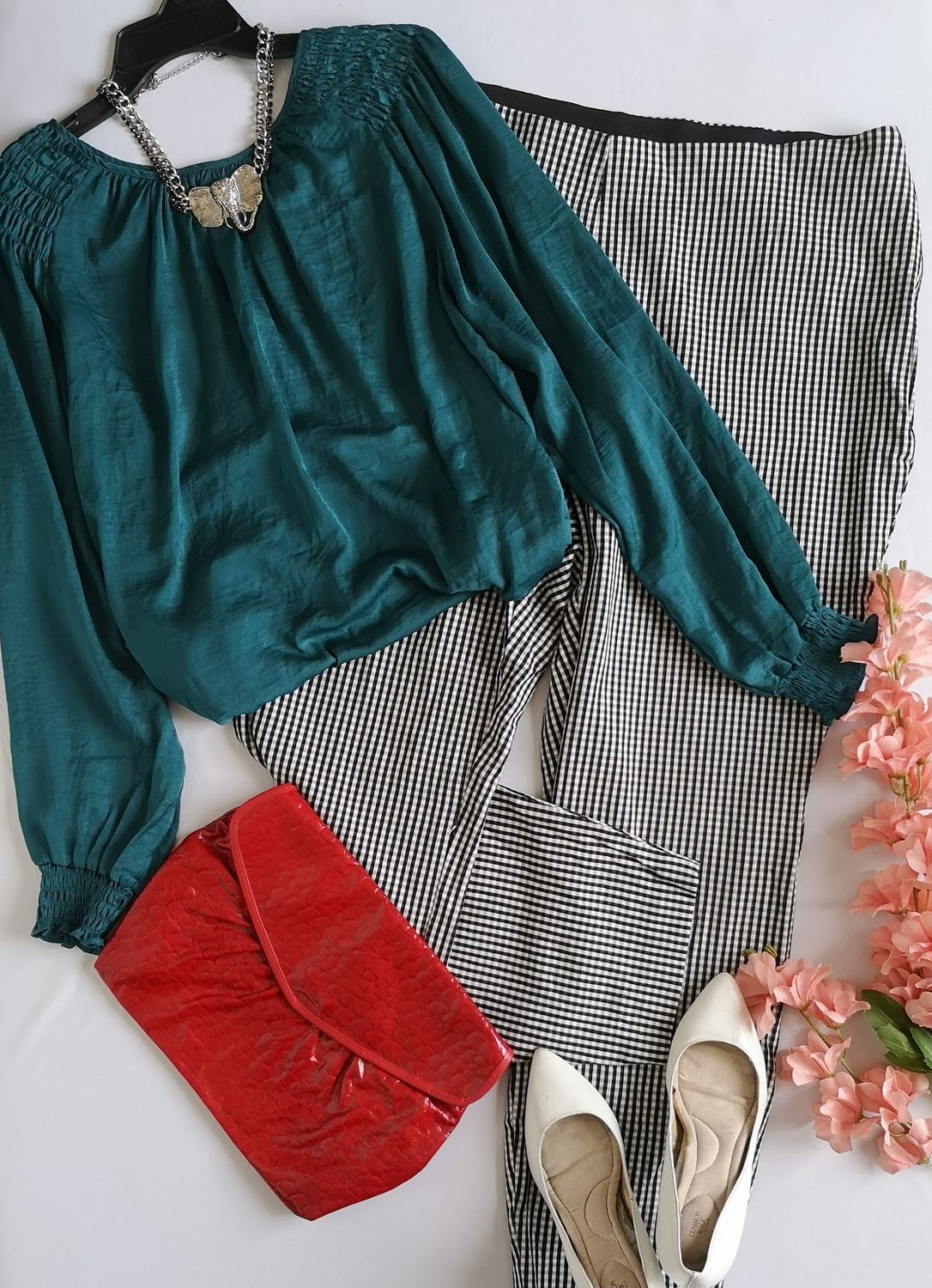 PANTALÓN ANCHO DE LAS CADERAS Y BLUSA MANGA LARGA