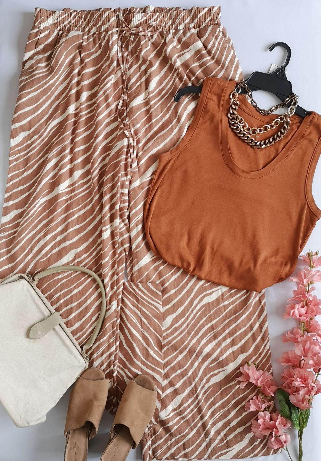 CAMISETA Y PALAZZO CON BOLSAS A LOS LADOS
