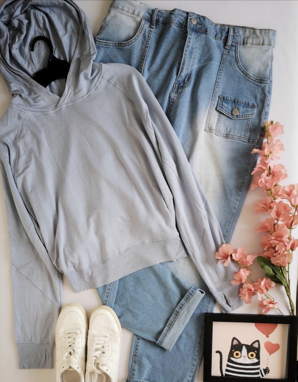 SUDADERO CON JEANS TIPO CARGO 