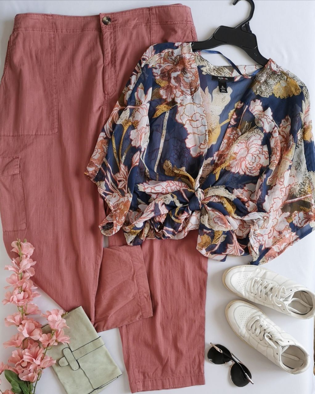 BLUSA CON NUDO Y PANTALÓN CON BOLSAS A LOS LADOS 
