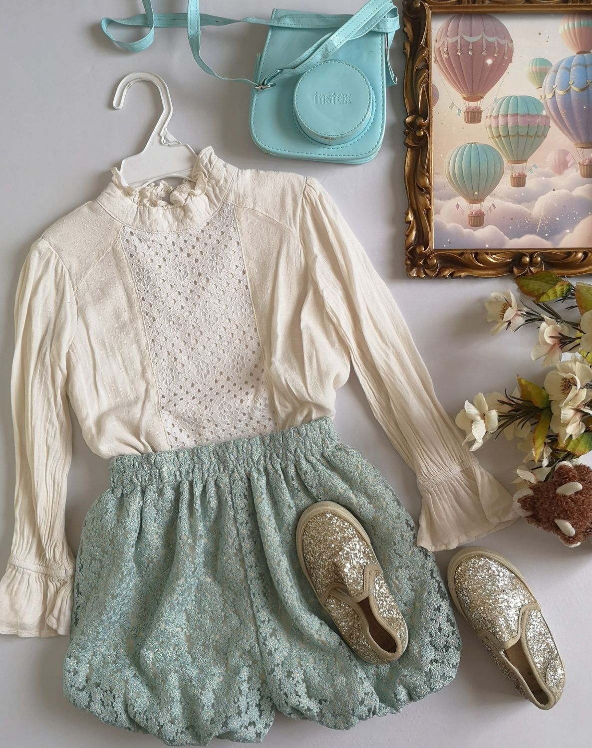 BLUSA CON ENCAJE ADELANTE Y SHORT TIPO GLOBO ⚓
