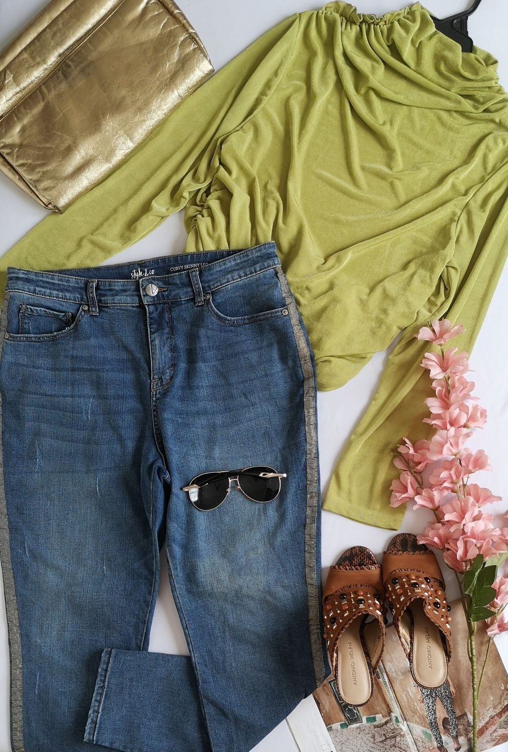 JEANS CURVY Y BLUSA CORRUGADA