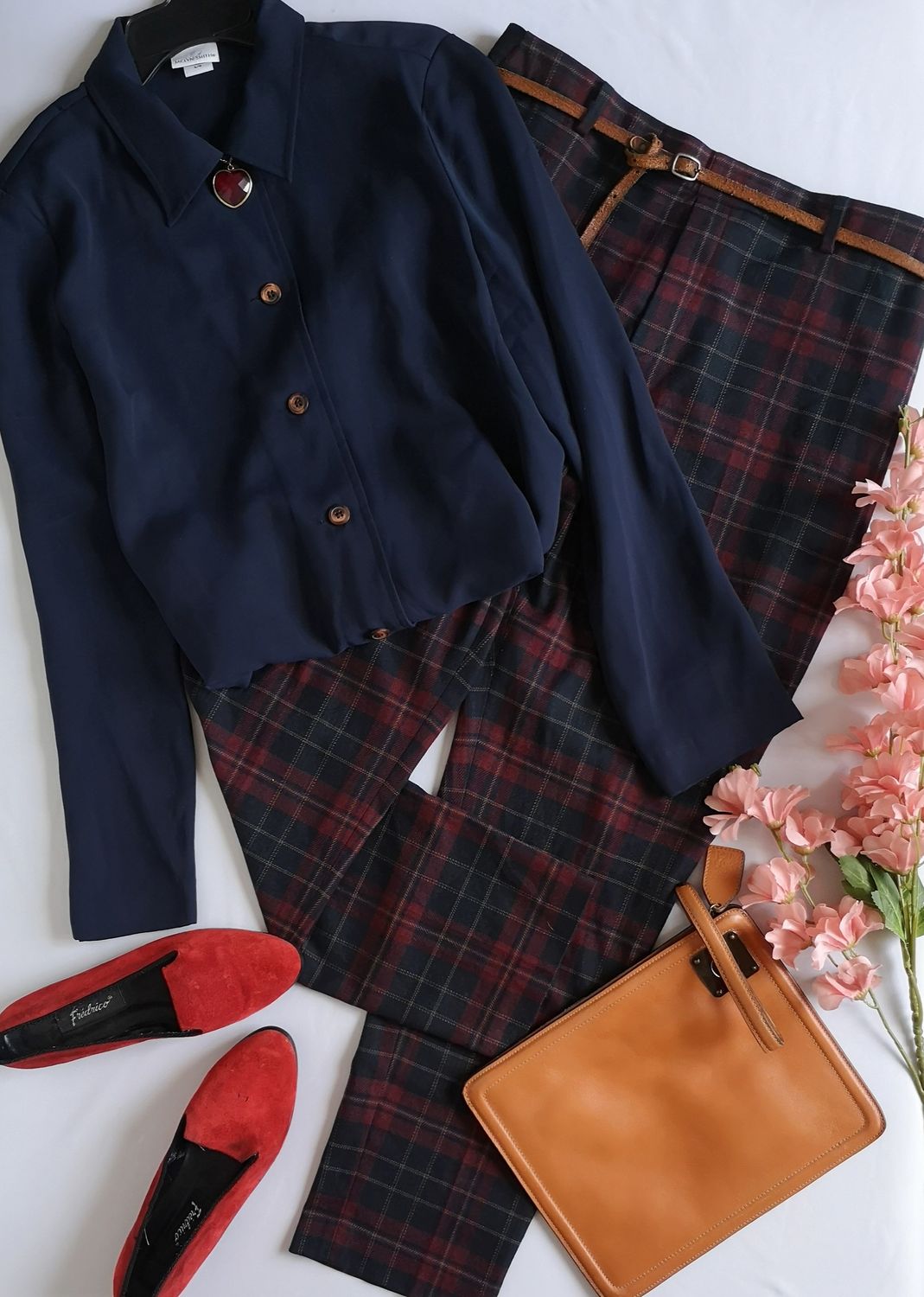 PANTALÓN ANCHO DE LAS CADERAS Y BLUSA ESTILO CUADRADO