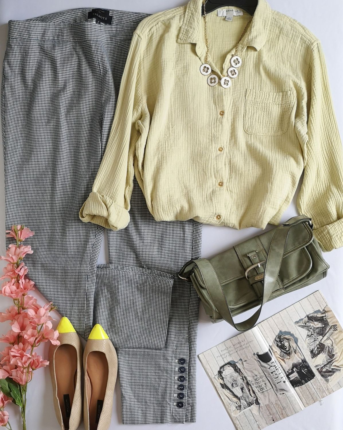 PANTALÓN CON BOTONES ABAJO Y BLUSA