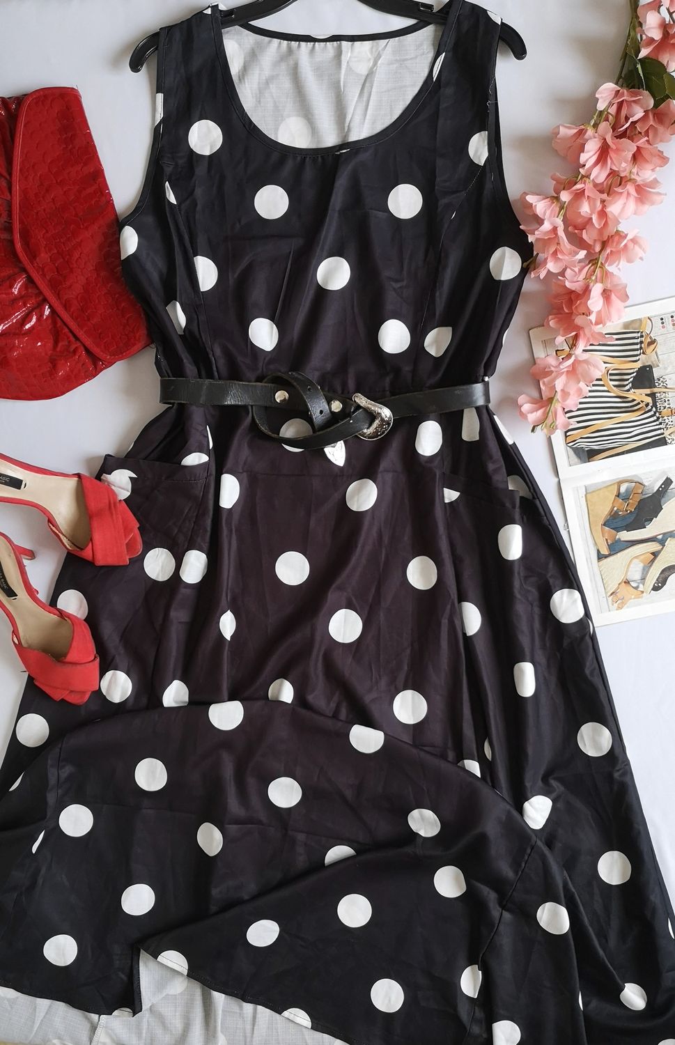 VESTIDO DE LUNARES CON BOLSAS A LOS LADOS INCLUYE CINCHO
