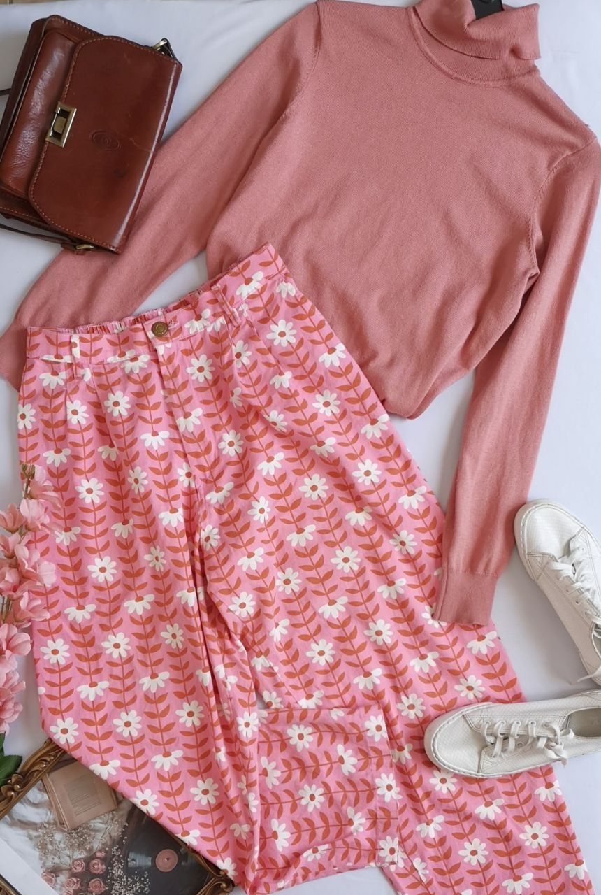BLUSA CUELLO ALTO CON PANTALÓN ANCHO DE LAS CADERAS ⚓