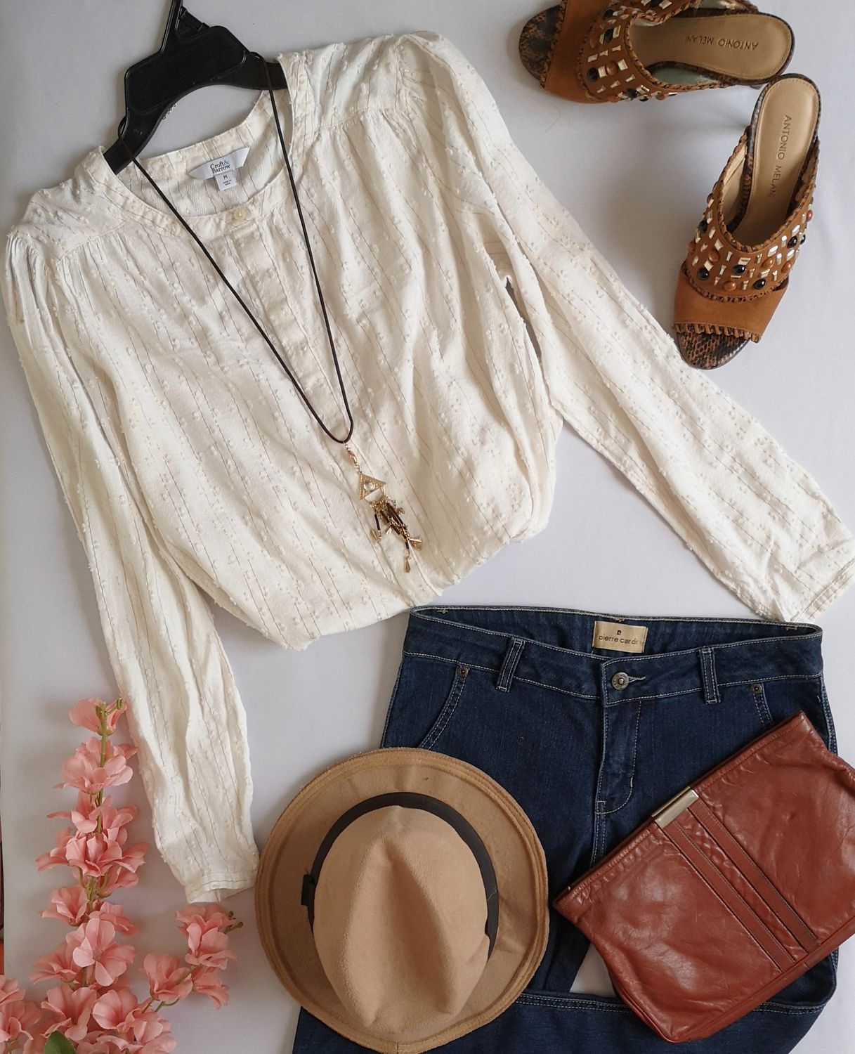 BLUSA CON DETALLES DE BRILLOS INCLUYE COLLAR