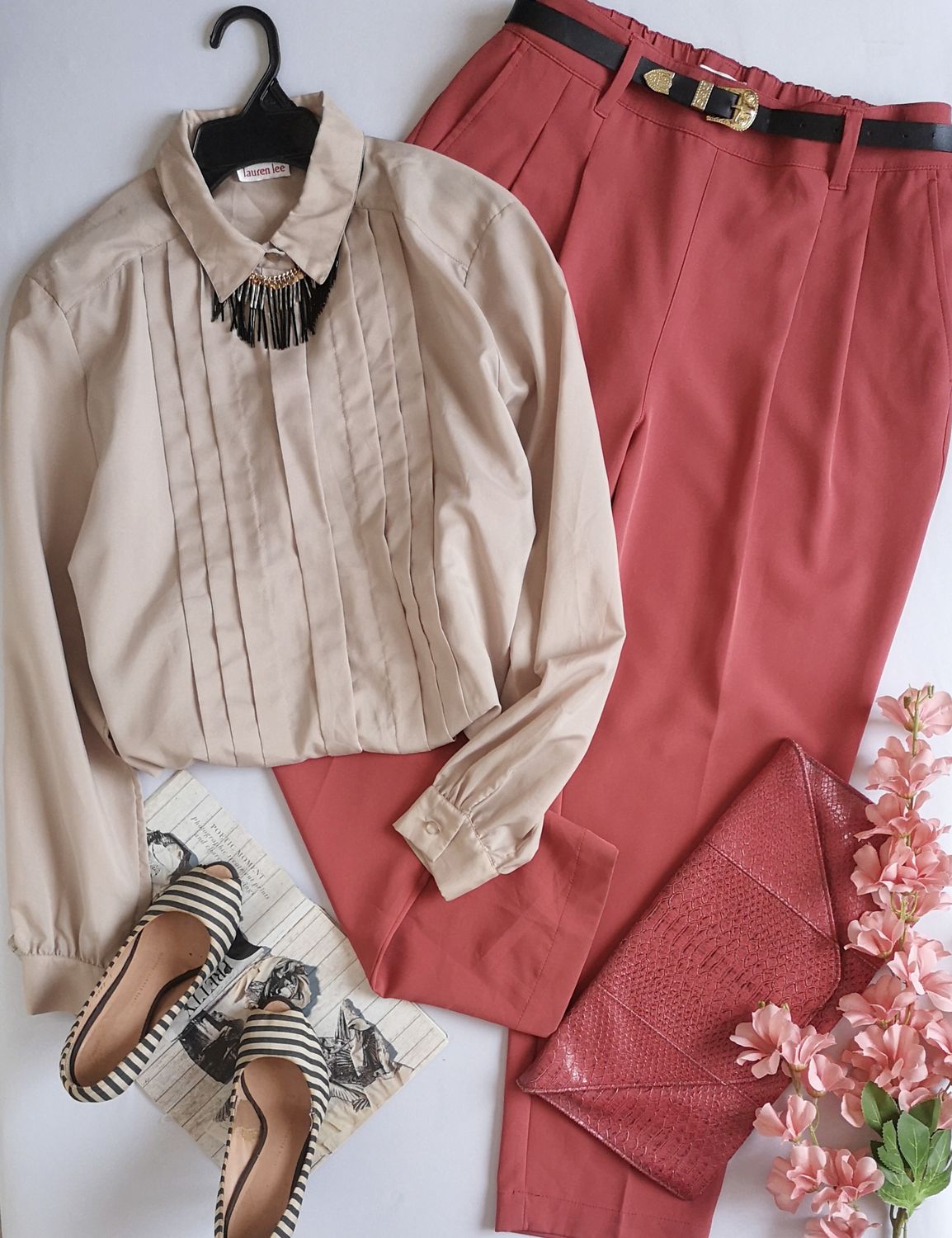 PANTALÓN CON BOLSAS A LOS LADOS Y BLUSA CON PALETONES ❤️