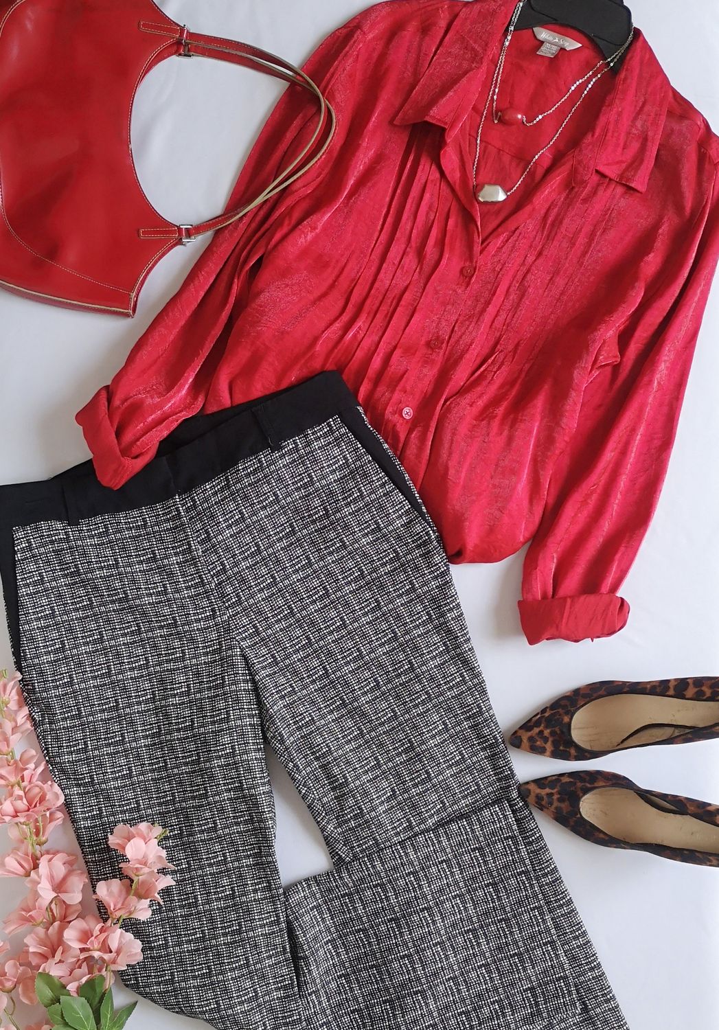 BLUSA TIPO SEDA Y PANTALÓN CAMPANA