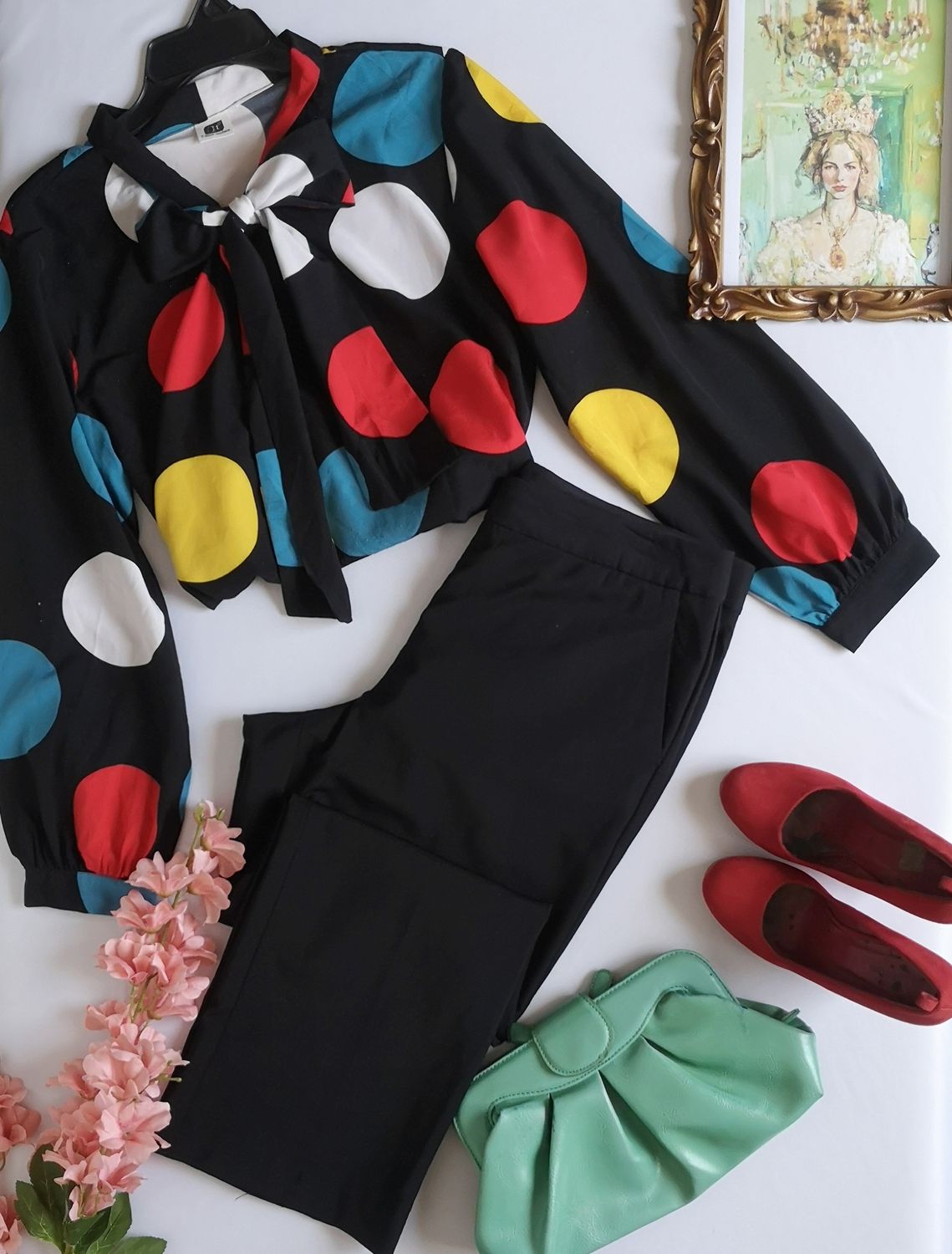 BLUSA CON CINTO Y PANTALÓN CORTE RECTO