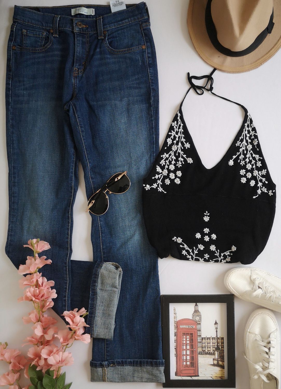 JEANS BOOT CUT Y BLUSA HALTER BORDADA