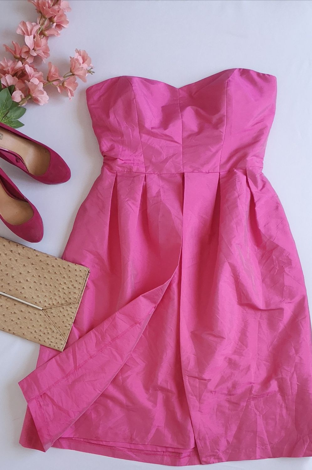 VESTIDO STRAPLESS CON BOLSAS A LOS LADOS