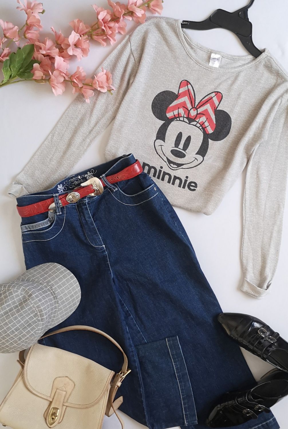 BLUSA HOMBROS CAÍDOS Y JEANS TIPO CULOTTE