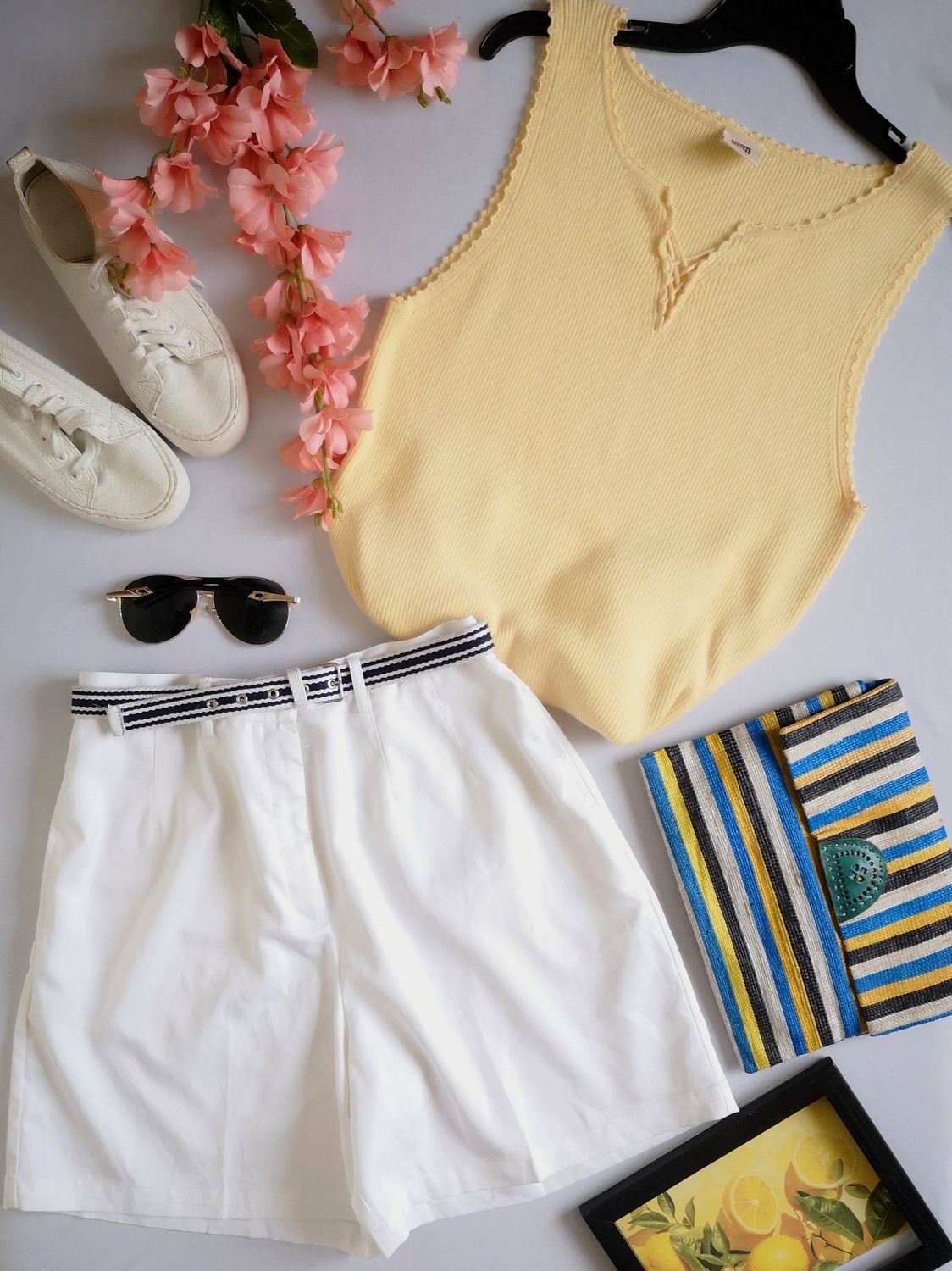 BLUSA ACANALADA Y BERMUDA CON BOLSAS A LOS LADOS