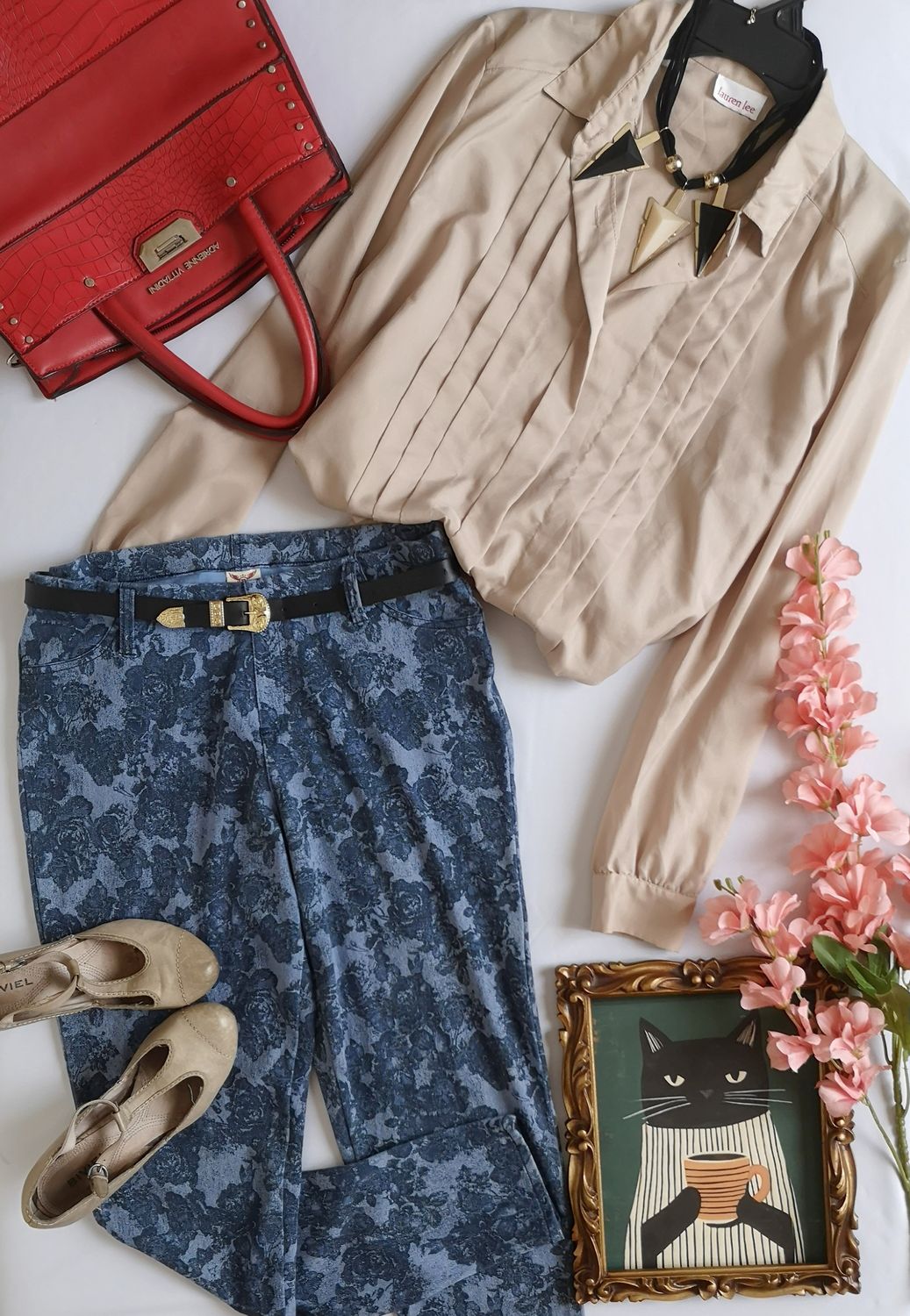 BLUSA CON PALETONES ADELANTE Y JEANS TELA SUAVE