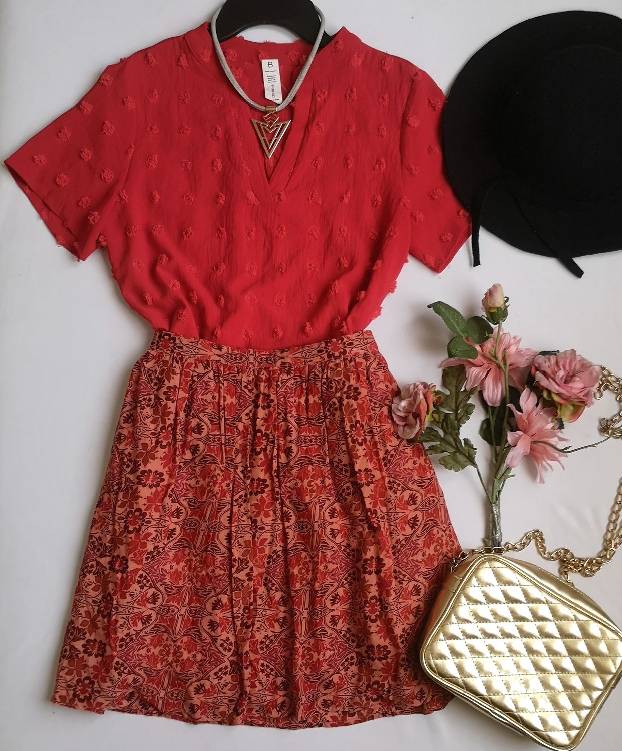 BLUSA CON DETALLES EN LA TELA Y FALDA