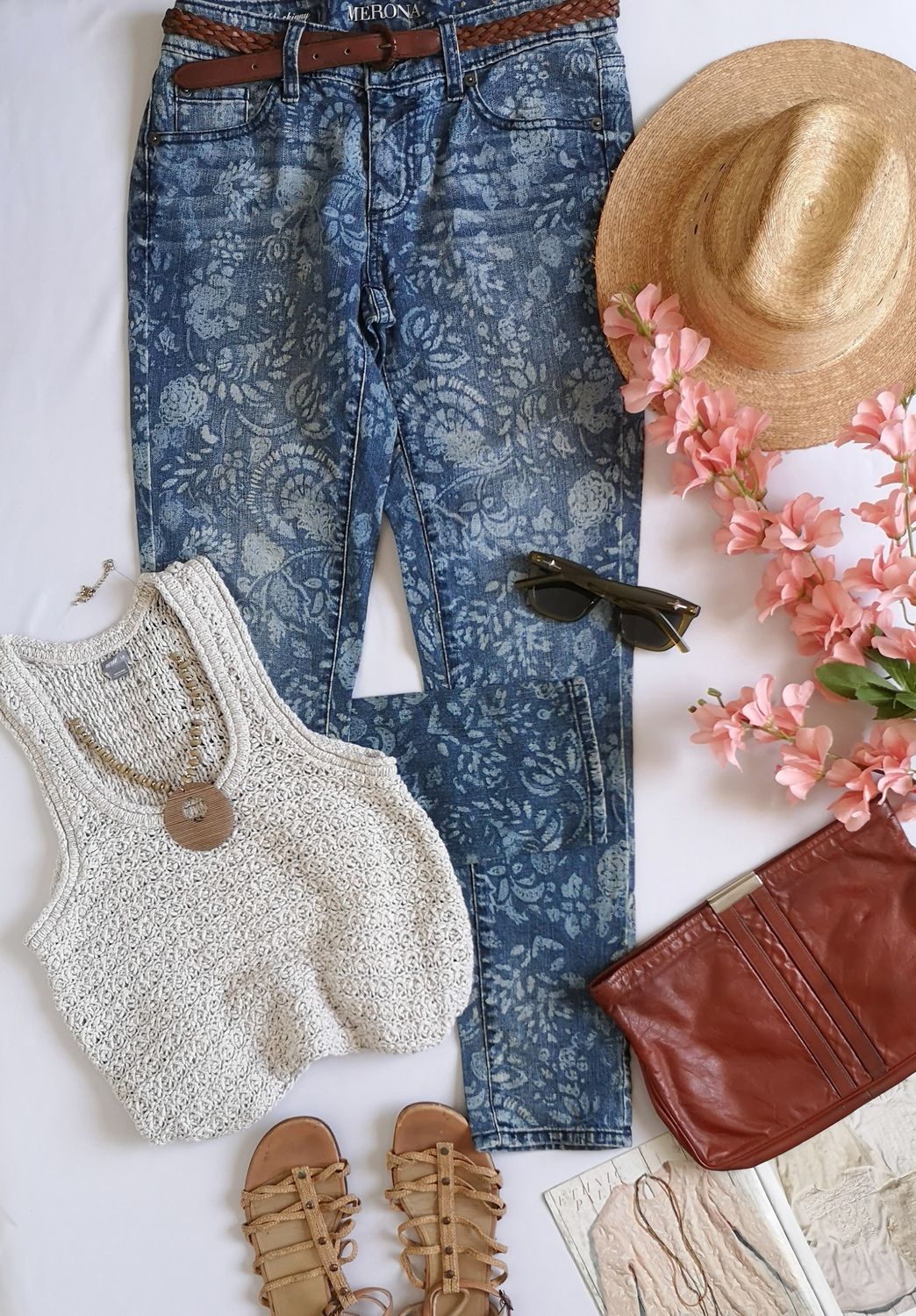BLUSA TIPO CROCHET Y JEANS CINTURA MEDIA