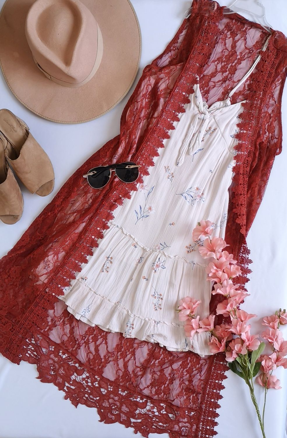 CHALECO DE ENCAJE Y VESTIDO DE TIRANTES