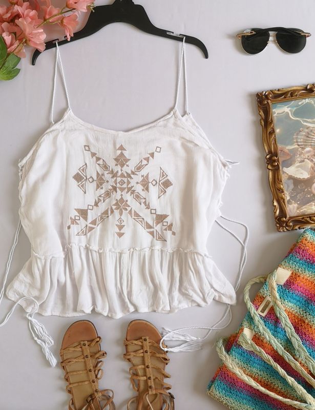 BLUSA CON CINTAS A UN LADO