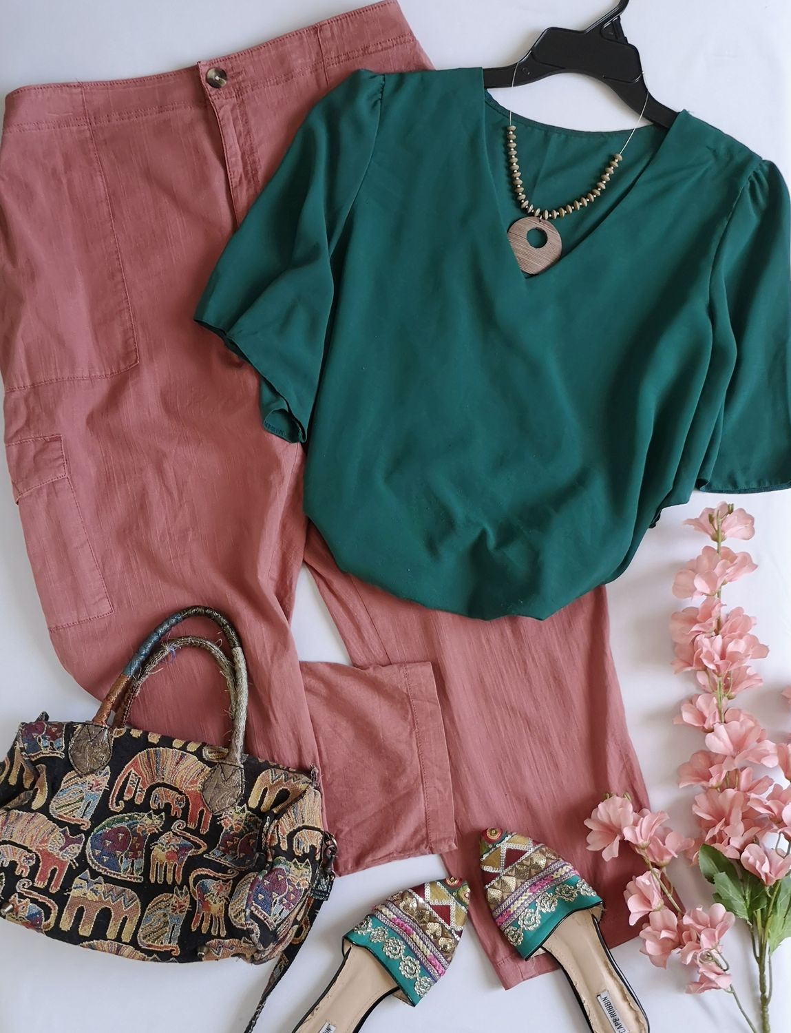 PANTALÓN ANCHO DE LAS CADERAS Y BLUSA MANGAS MARIPOSA ⚓