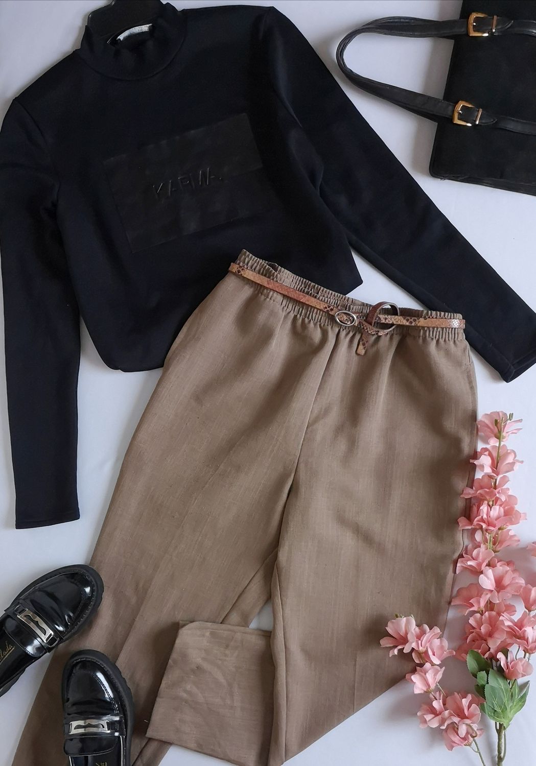 SUÉTER CUELLO CERRADO Y PANTALÓN CON BOLSAS ANCHO DE ABAJO ⚓