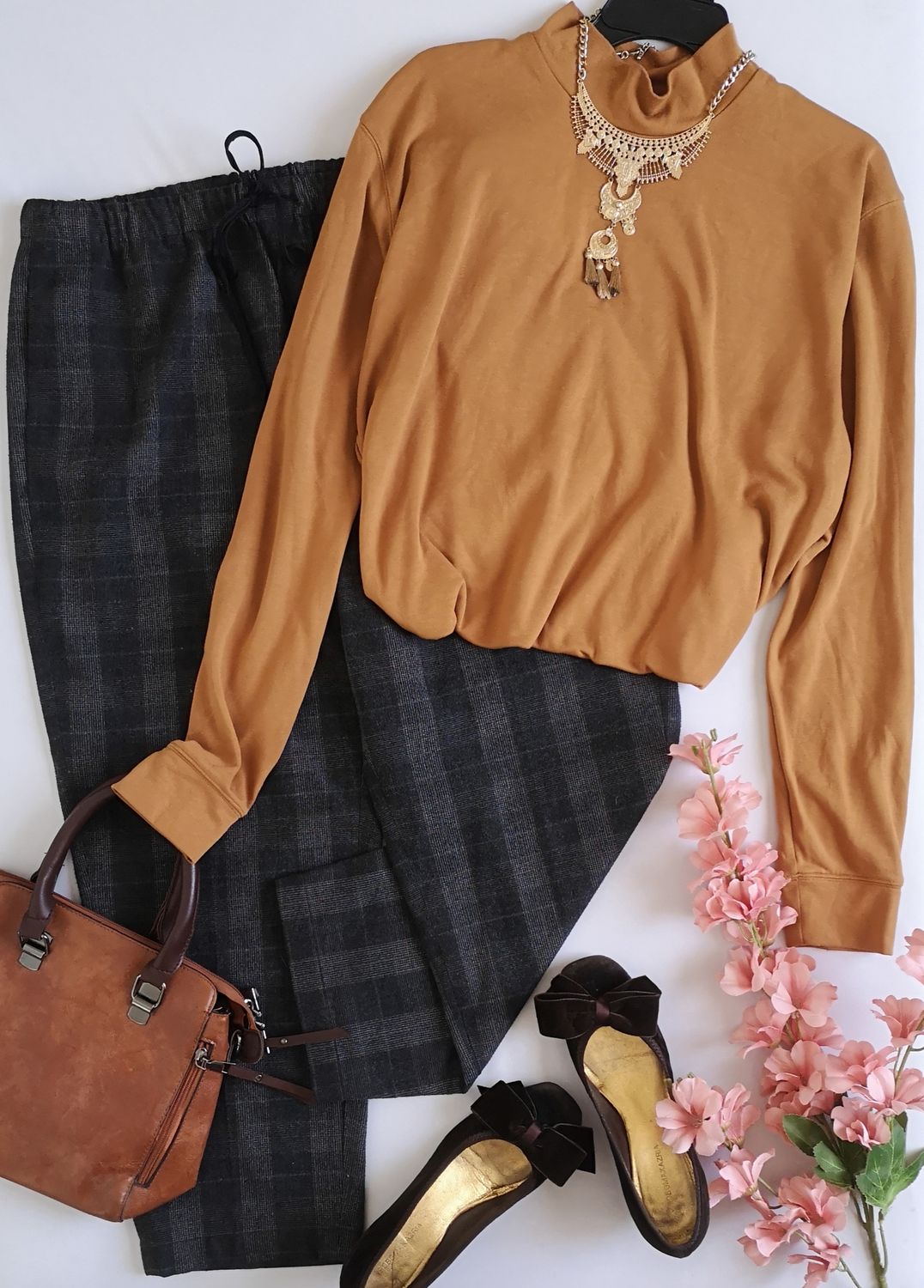 BLUSA CUELLO ALTO Y PANTALÓN ANCHO DE LAS CADERAS ❤️