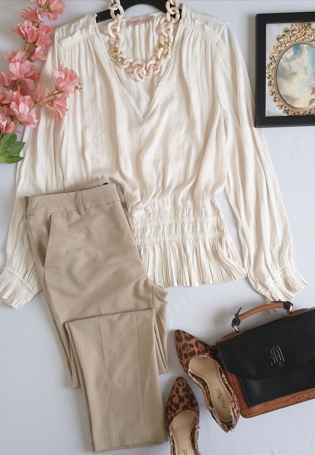 BLUSA TIPO PEPLUM Y PANTALÓN CON BOLSAS A LOS LADOS 