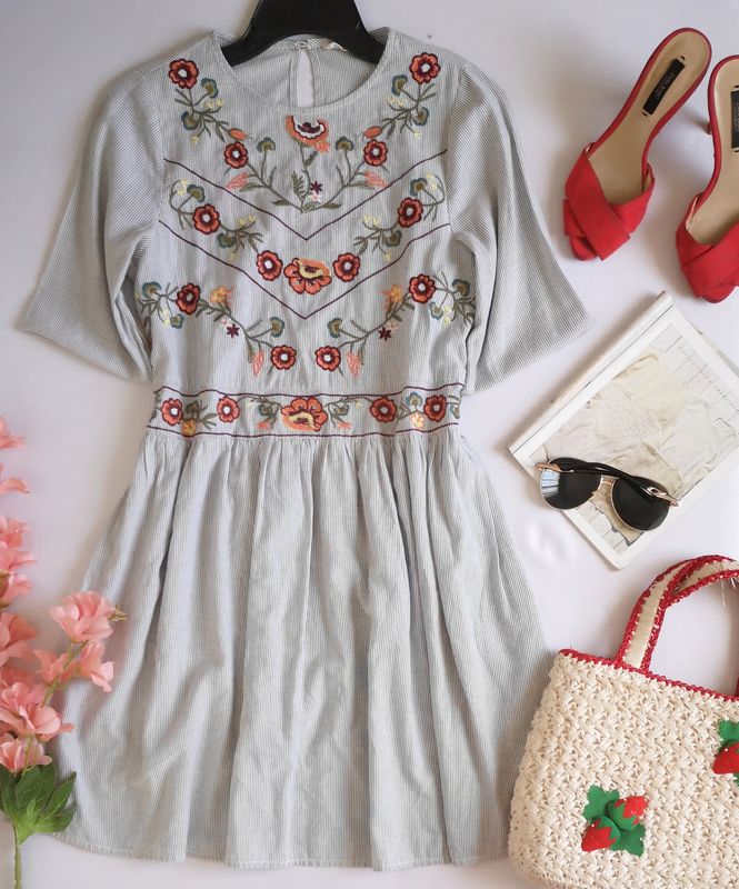 VESTIDO BORDADO CON BOLSAS A LOS LADOS ⚓