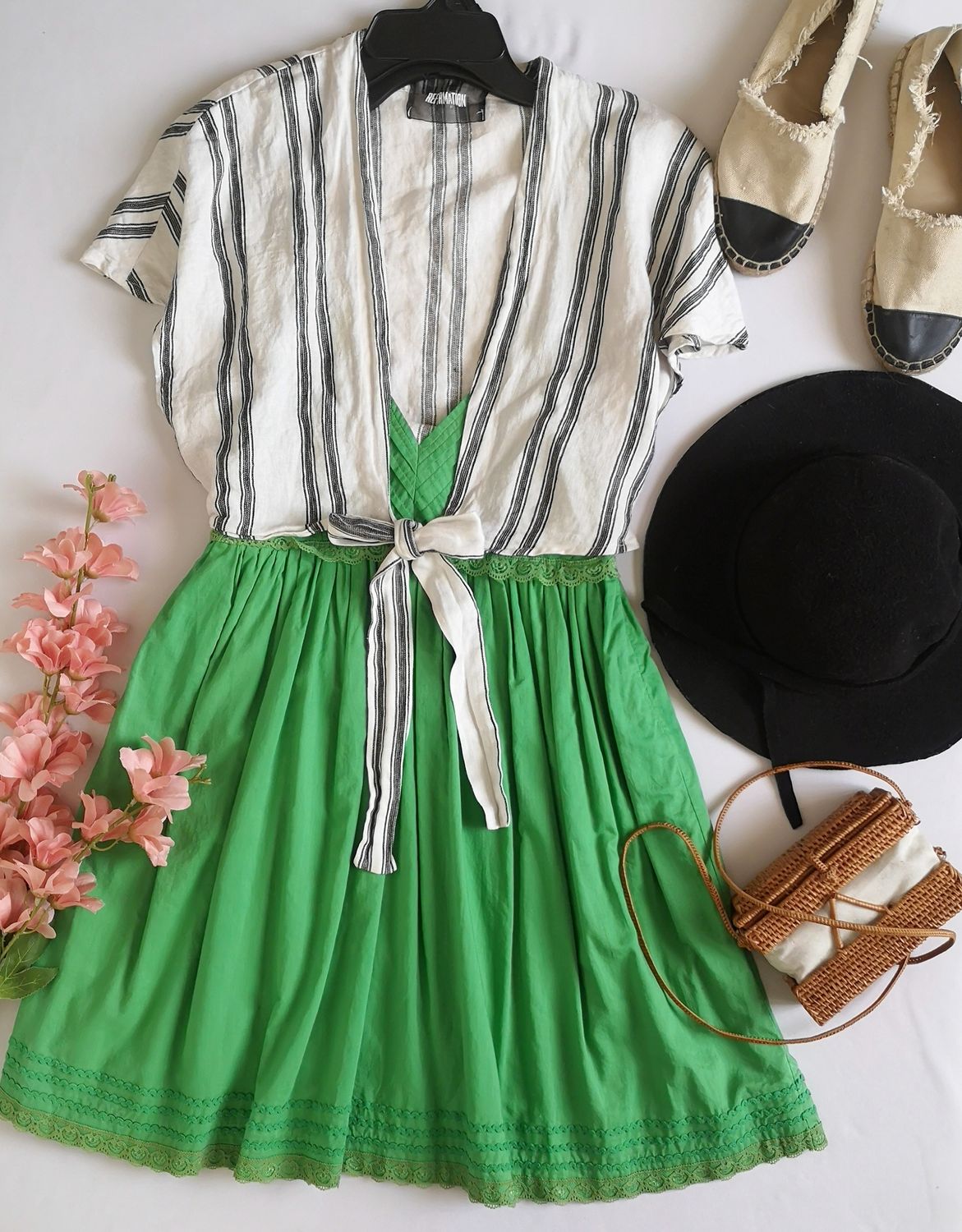 VESTIDO DE ALGODÓN Y BLUSA CON CINTOS