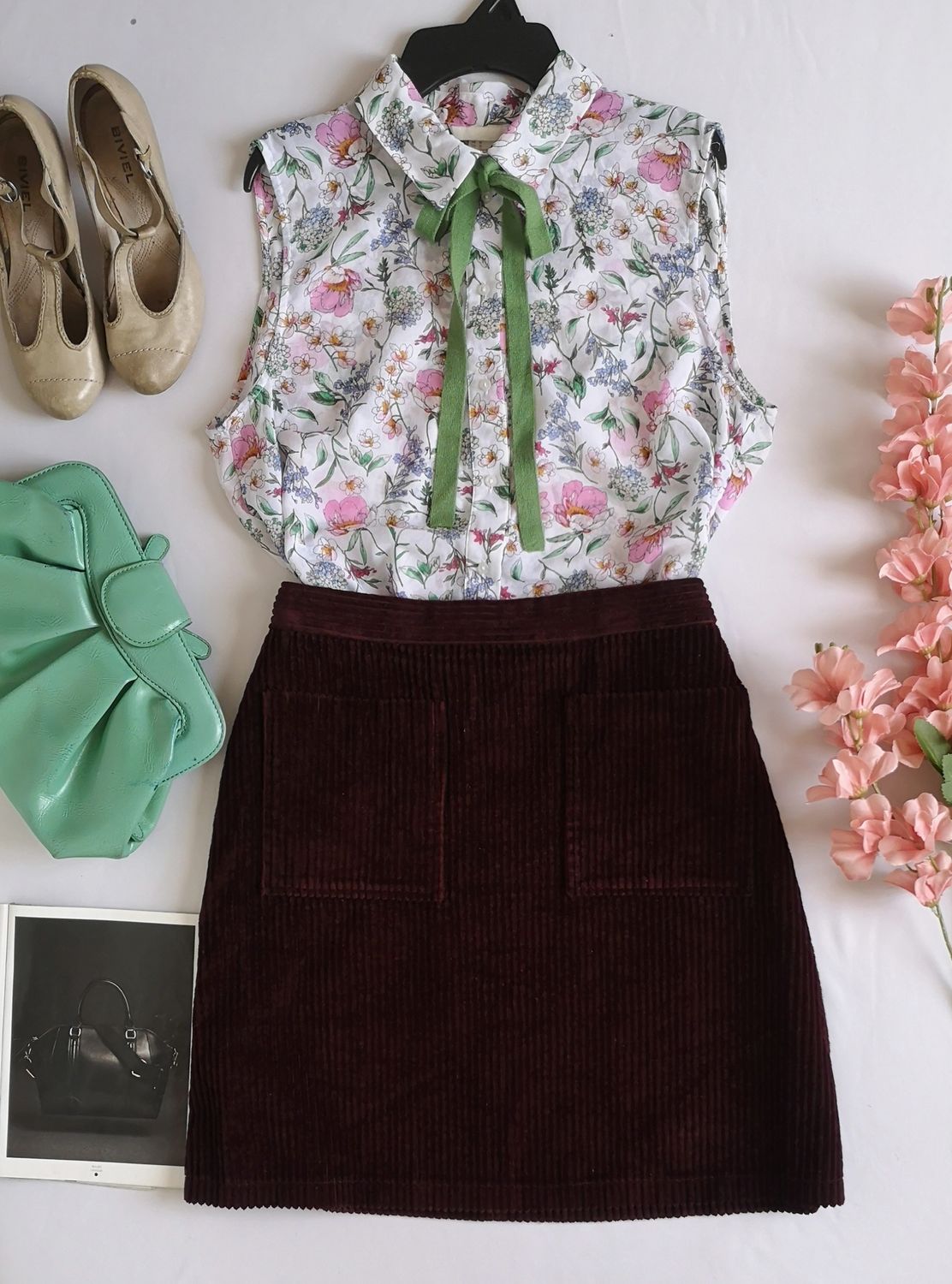 BLUSA SIN MANGAS Y FALDA CINTURA ALTA