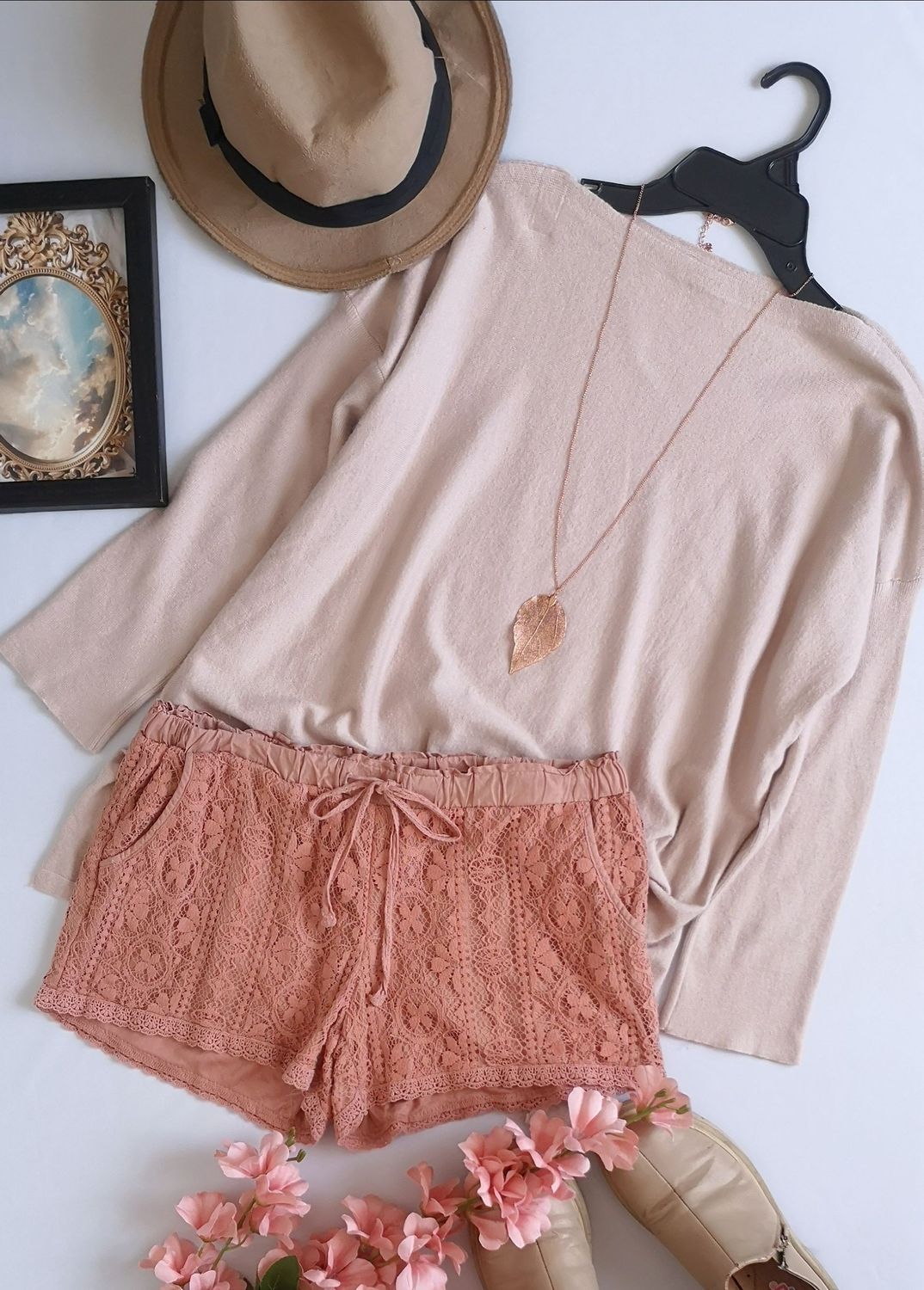SHORT DE ENCAJE Y BLUSA TIPO SUÉTER