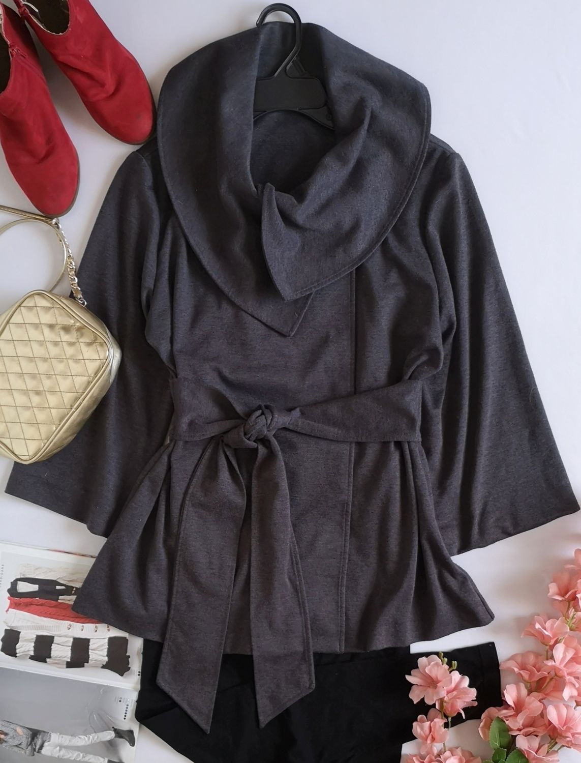 CHAQUETA TRASLAPADA CON PALETONES ATRÁS 💙