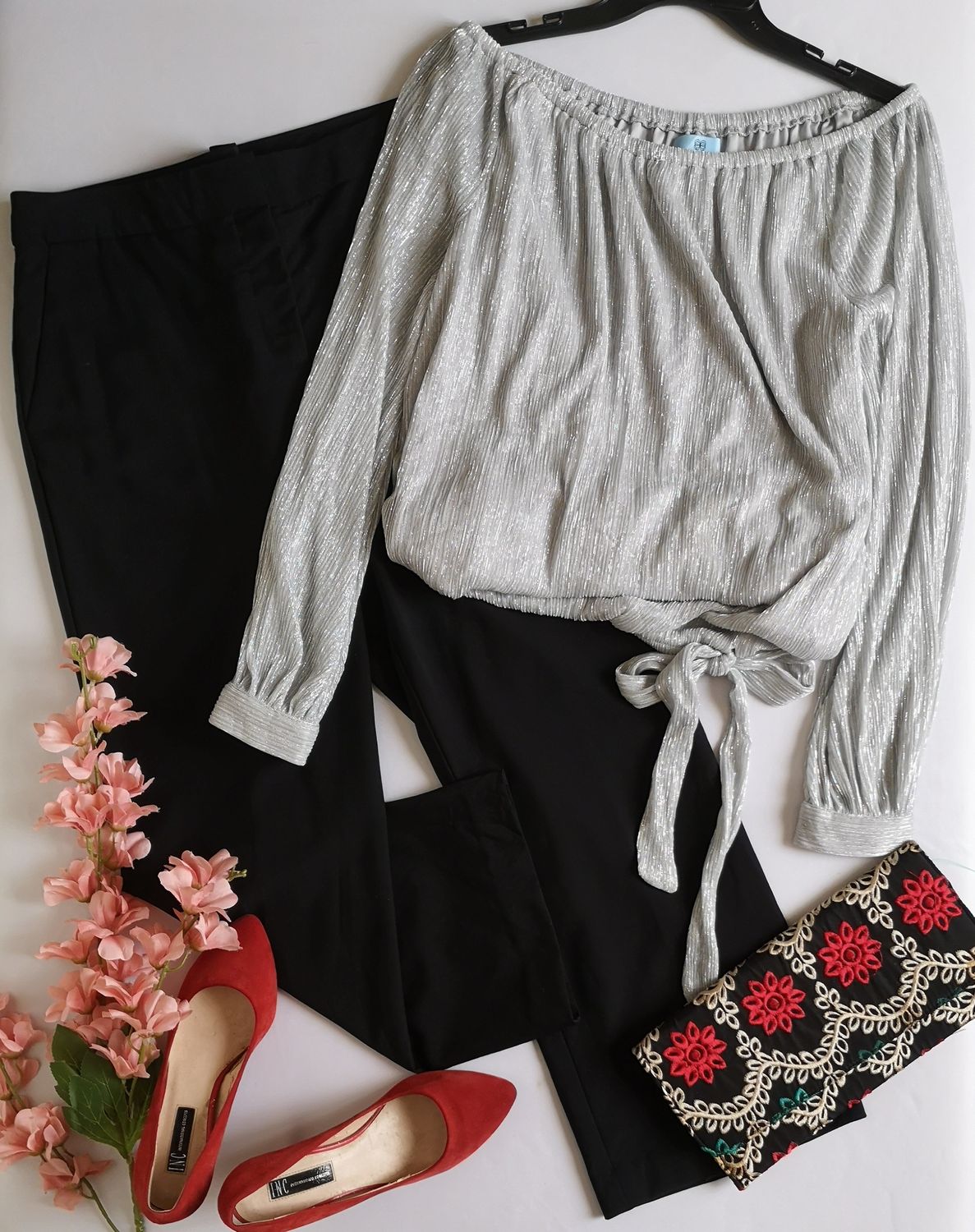 BLUSA CON ELÁSTICO EN LOS HOMBROS Y PANTALÓN SEMIFORMAL ⚓