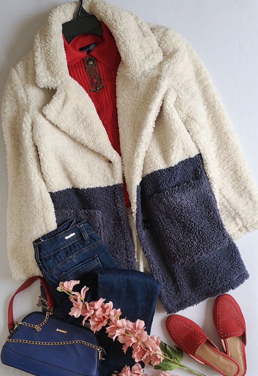 ABRIGO CON BOLSAS ADELANTE ⚓