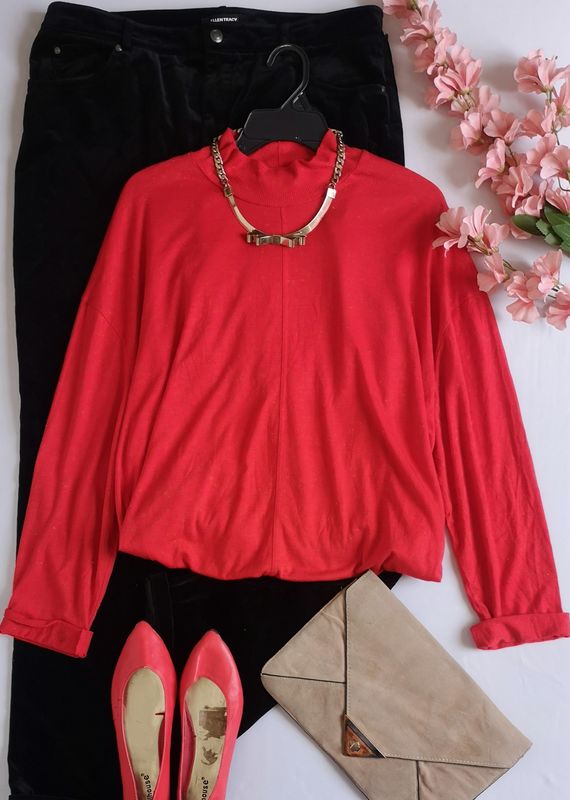 BLUSA ESTILO ANCHO CON DETALLES DORADOS