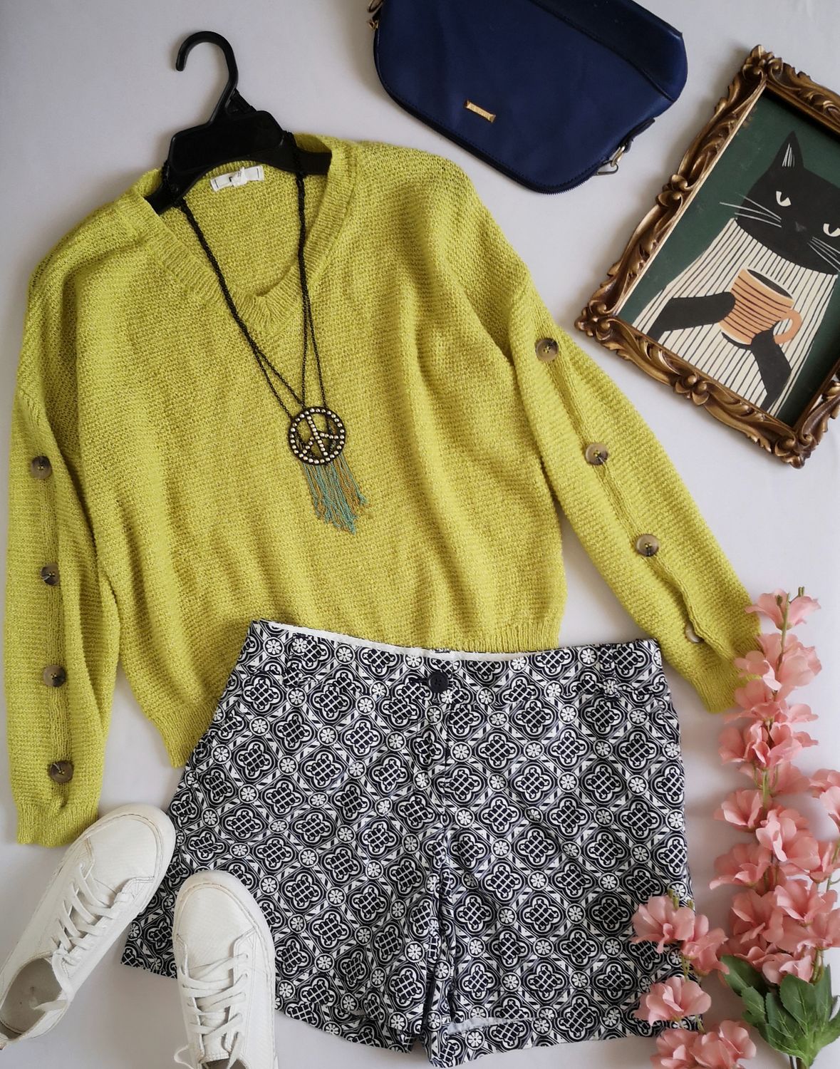 SUÉTER TEJIDO CON BOTONES EN LAS MANGAS Y SHORT DE GABARDINA