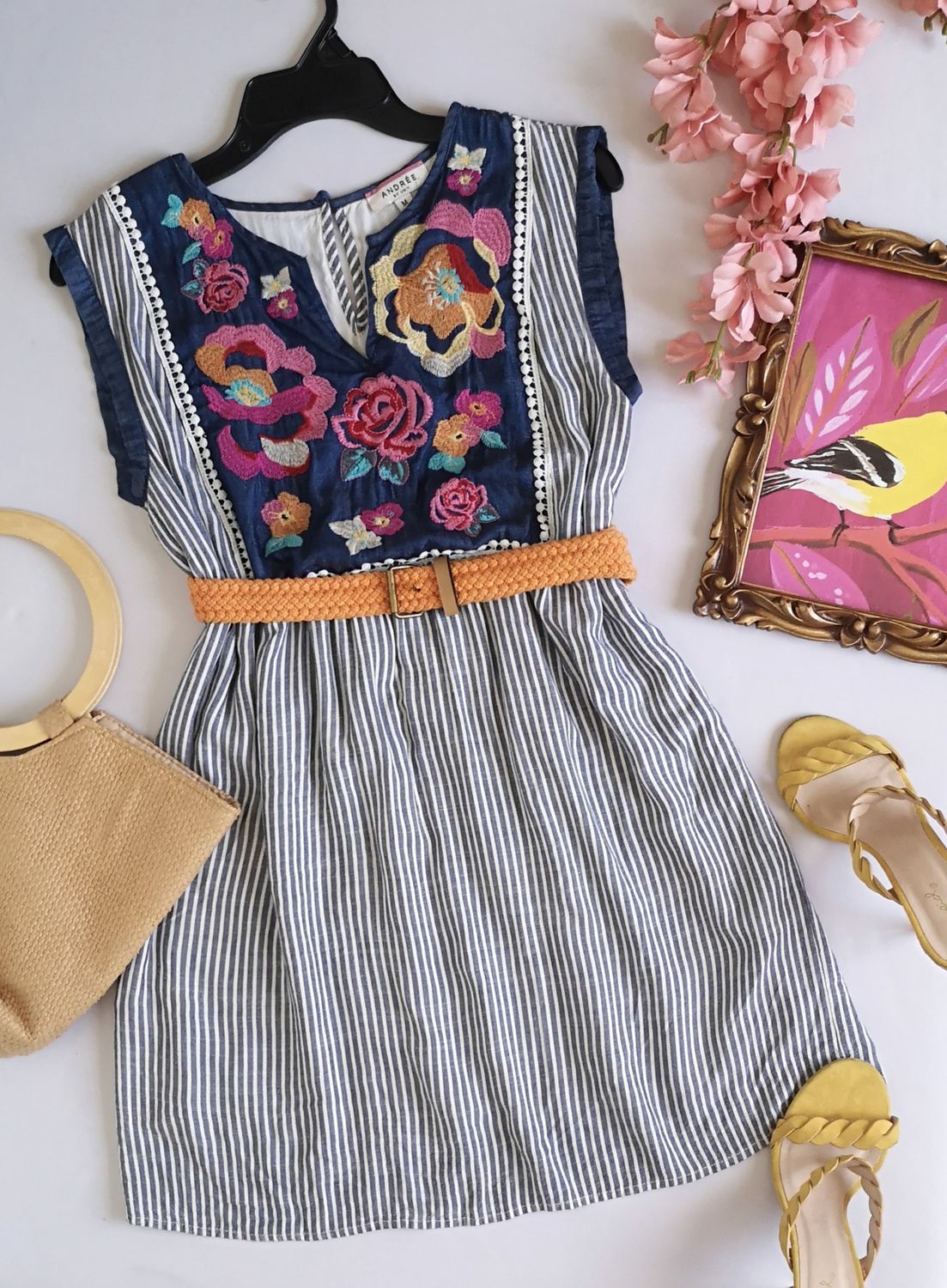 VESTIDO BORDADO ARRIBA INCLUYE CINCHO