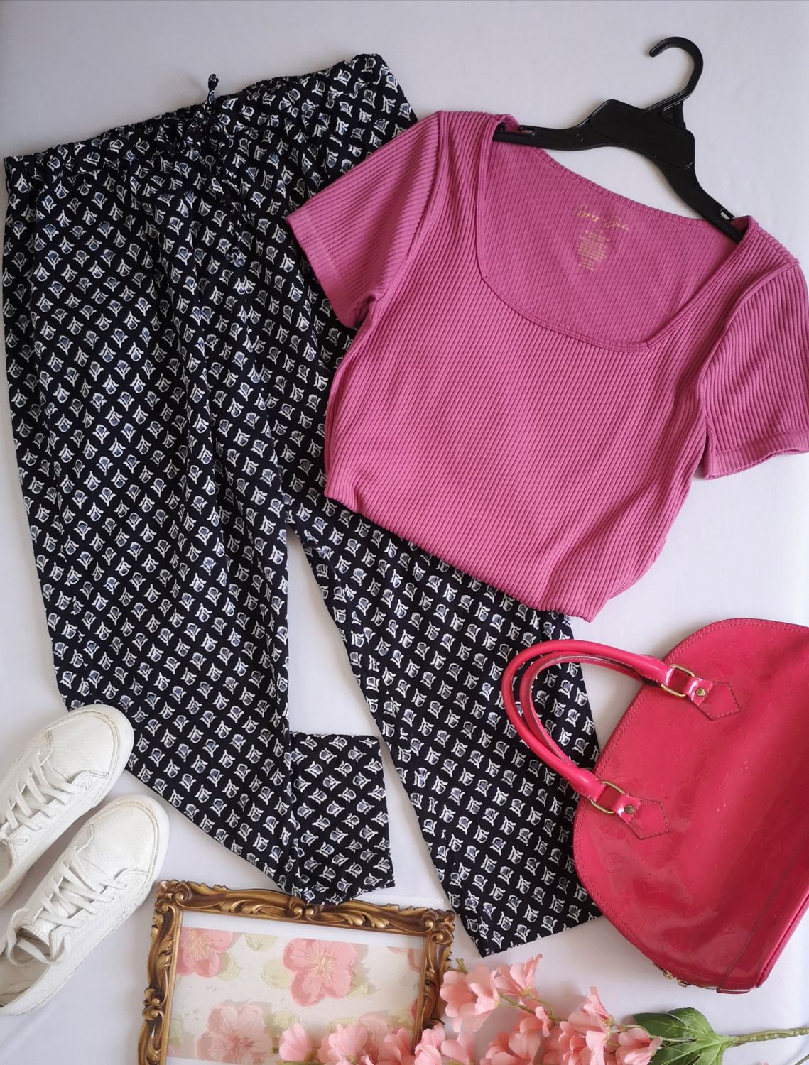 BLUSA CORTA Y PANTALÓN TIPO JOGGER