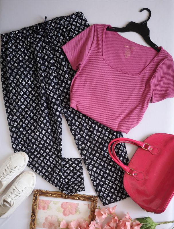 BLUSA CORTA Y PANTALÓN TIPO JOGGER