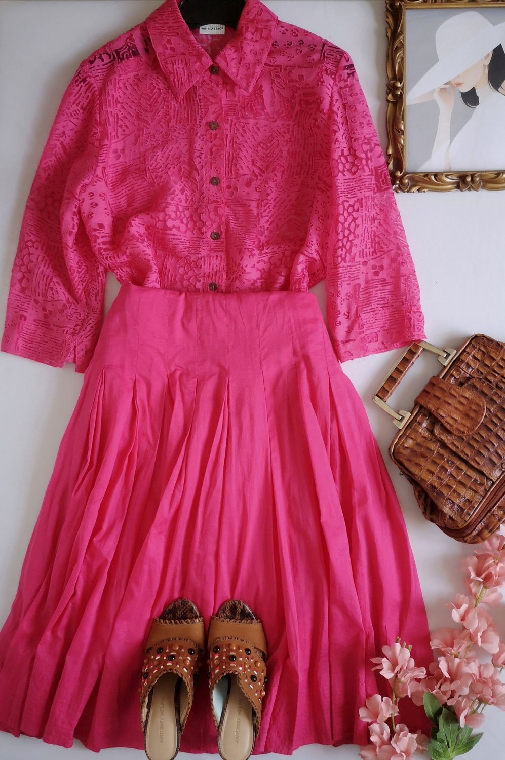 FALDA ABAJO DE LA RODILLA Y BLUSA SEMITRANSPARENTE ⚓