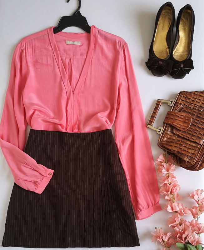 BLUSA CUELLO EN V Y FALDA CON PALETONES A UN LADO ❤️