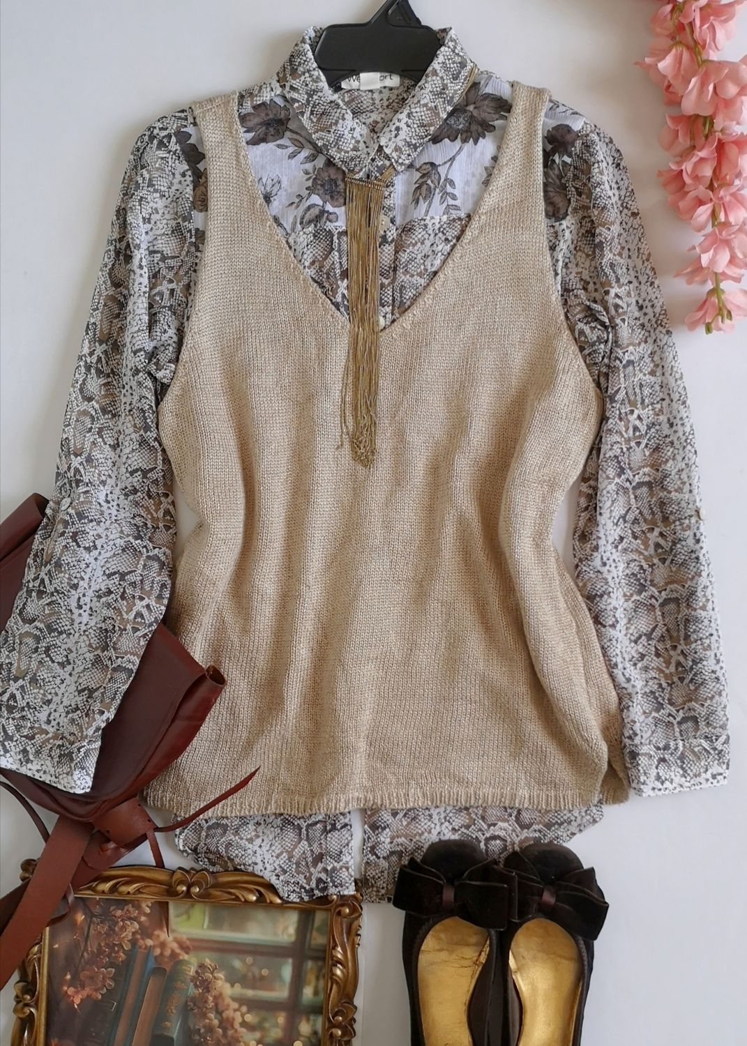 CHALECO TEJIDO Y BLUSA DE CHIFÓN