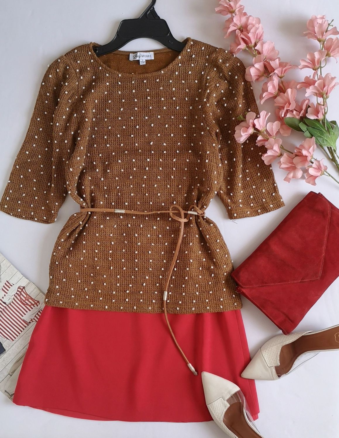 BLUSA CON BOLITAS Y FALDA CORTA