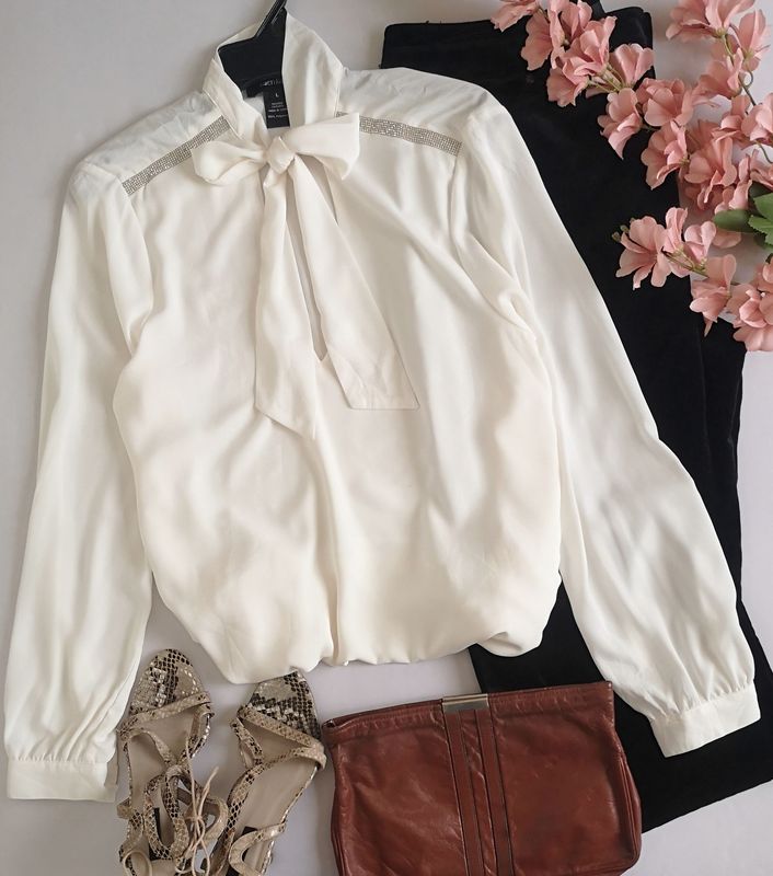 BLUSA NUEVA CON BRILLOS EN LOS HOMBROS